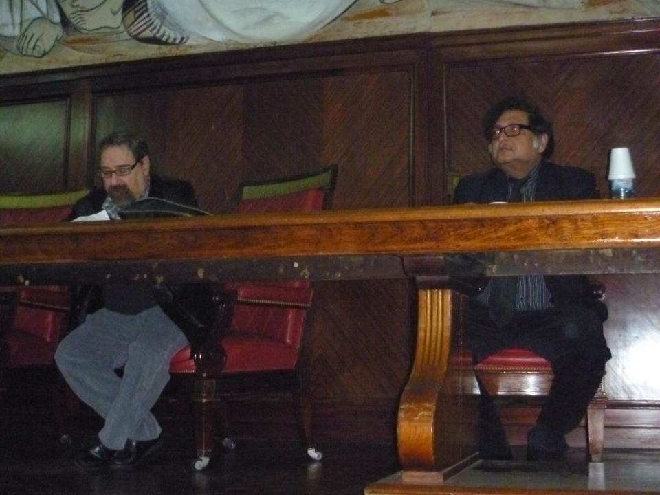 presentando a Sugata Mitra en Buenos Aires, la foto nos muestra a los dos en la facultad de Derecho de la UBA